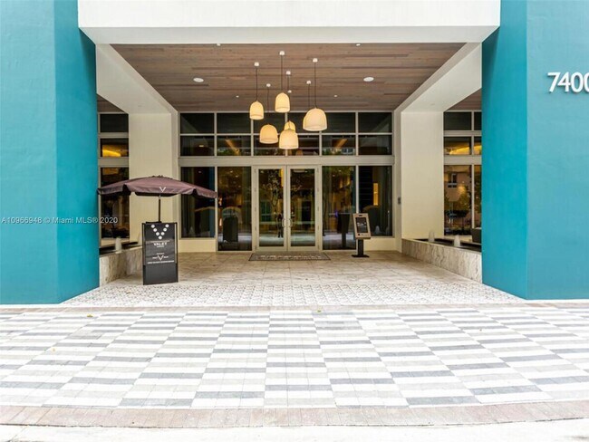 Foto del edificio - 7400 N Kendall Dr