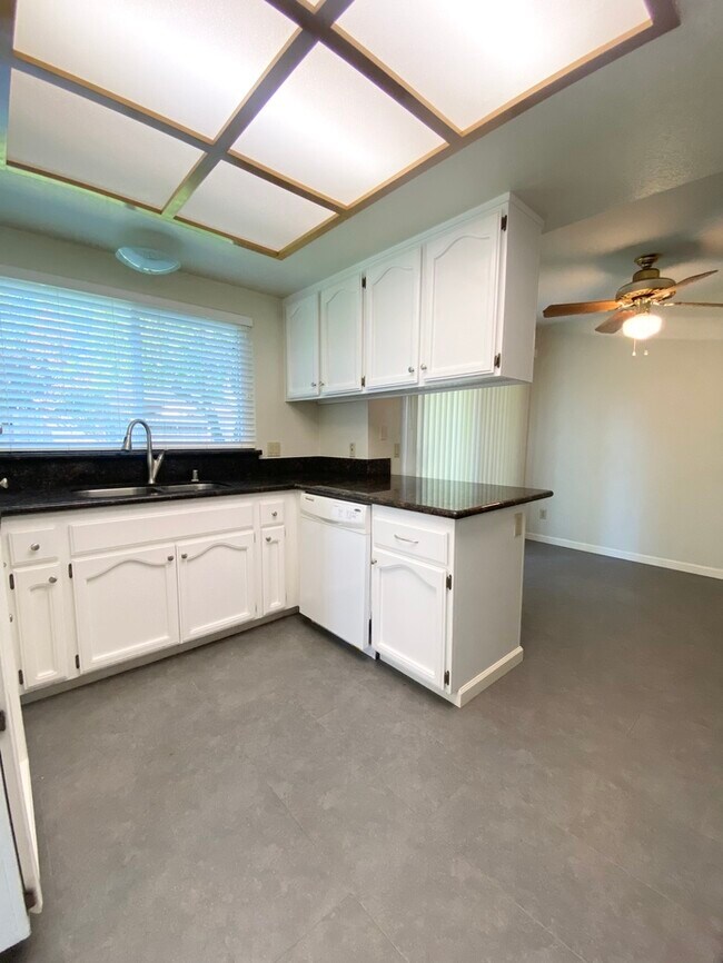 Foto del edificio - Lovely four bedroom home in quiet area! 74...