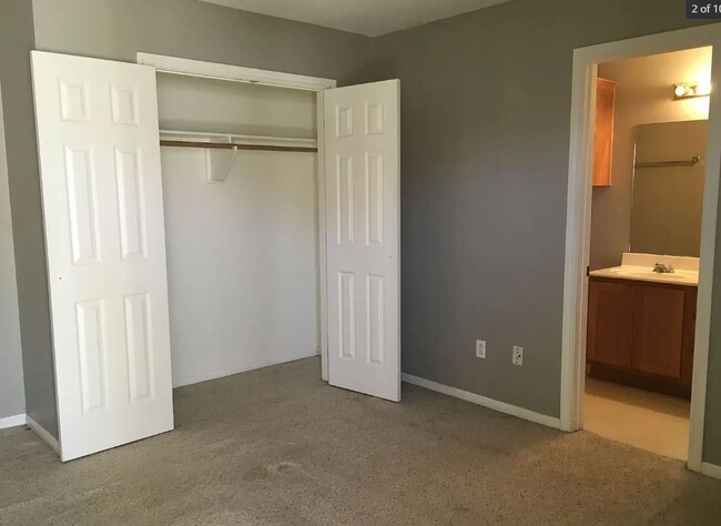Building Photo - 1742 Rock Hollow Loop