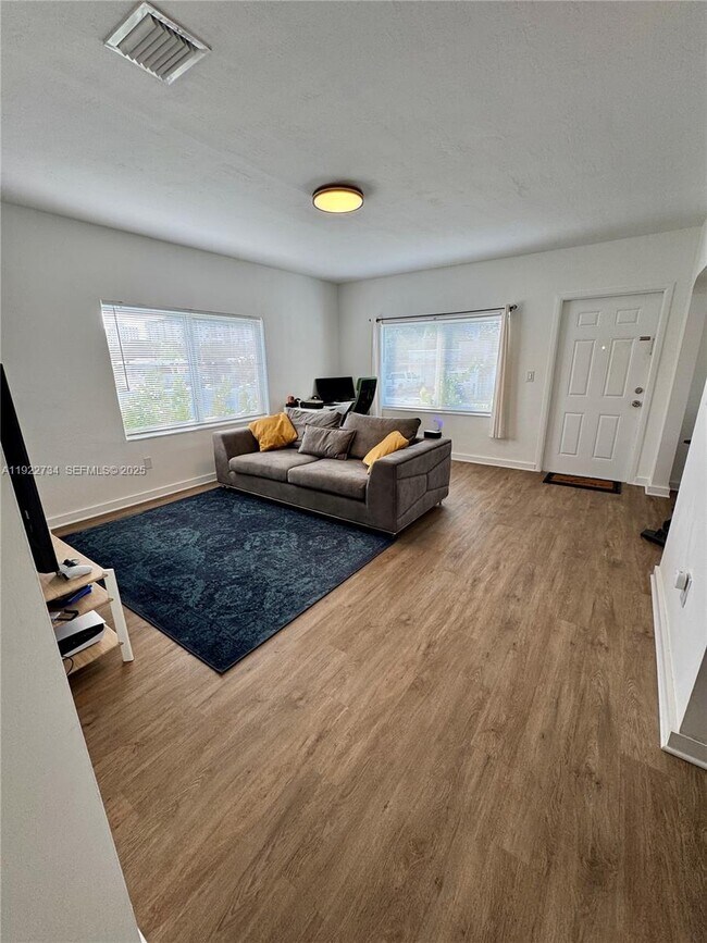 Foto del edificio - 1215 NE 109th St