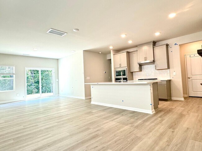 Building Photo - 4 Bedroom 3 Bath & Loft Single Family for ...