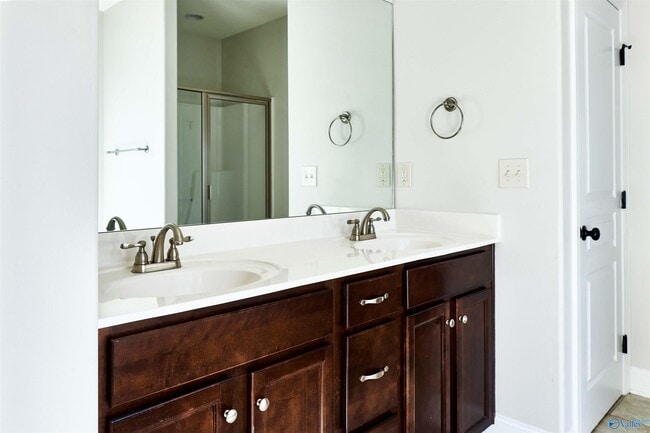 Building Photo - 115 Somer Creek Ln