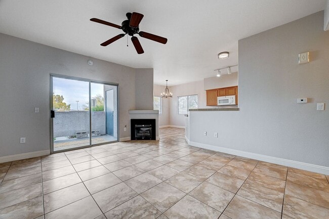 Building Photo - Spacious 2 Bedroom Condo in Gated Community!