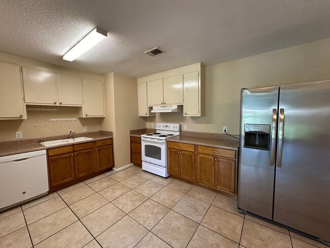 Building Photo - 3 bedroom 2 bath home located in the heart...