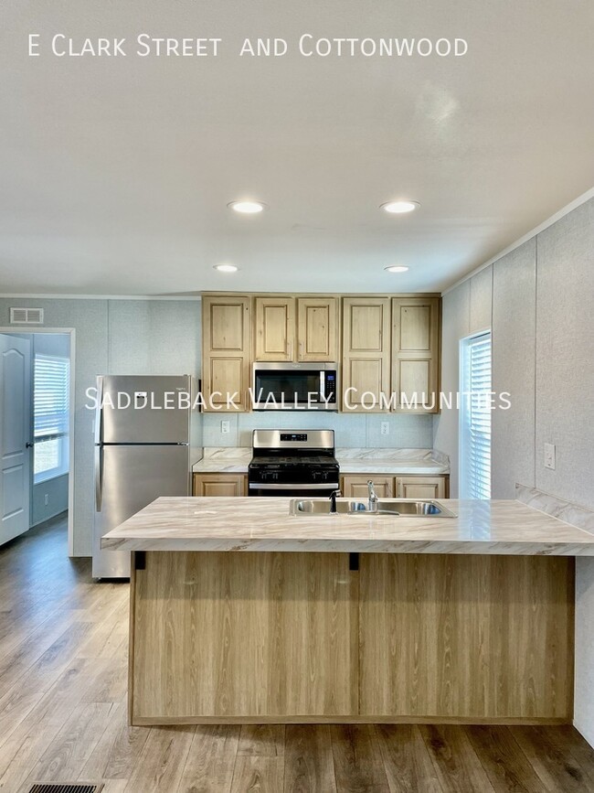 Building Photo - Modern 3 Bed 2 Bath For Rent!