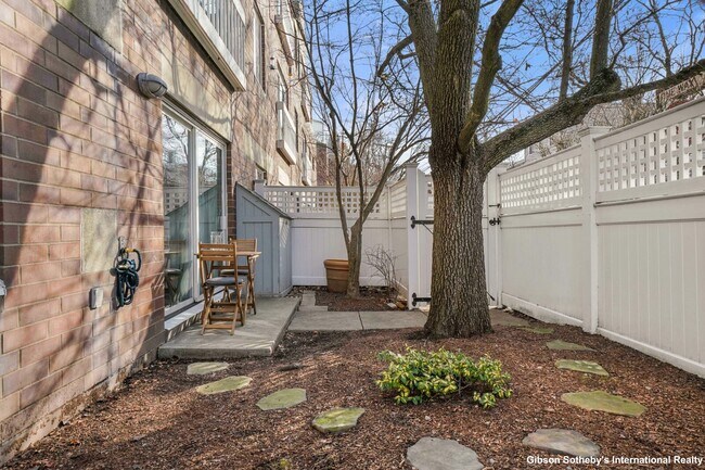 Building Photo - 950 Massachusetts Ave