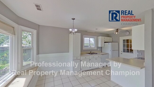 Foto del edificio - Charming Ranch Style Home with Spacious Fenced Yard