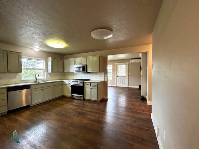 Building Photo - Newly Remodeled Single Family Home