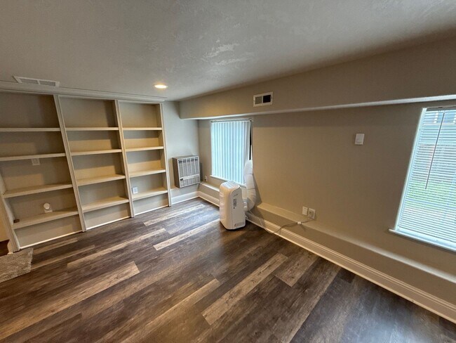 Foto del edificio - 696 Eisenhower Ct NW