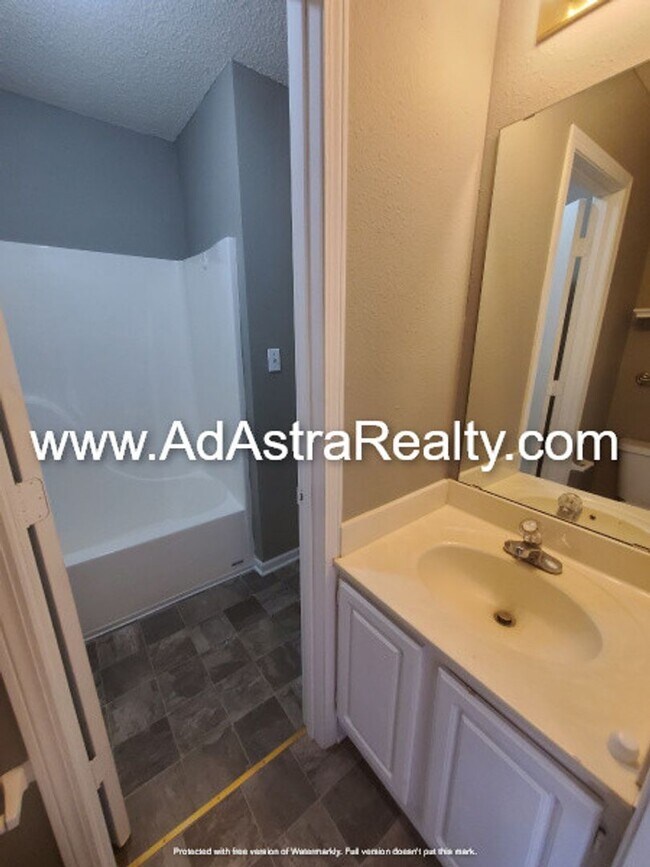 Building Photo - Affordable Platte City Duplex-Available NOW!!