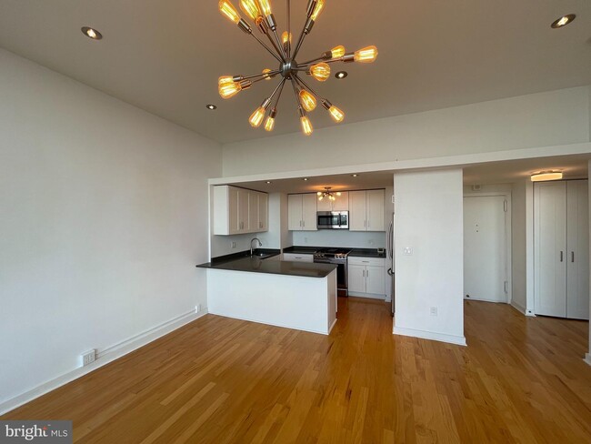 Building Photo - 285 St James Pl