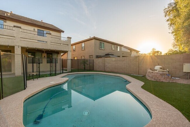 Foto del edificio - For Lease Beautifully Updated 4-bedroom, 2.5-Bathroom +Den, 1st Floor Office Gem, With a 2-car At...