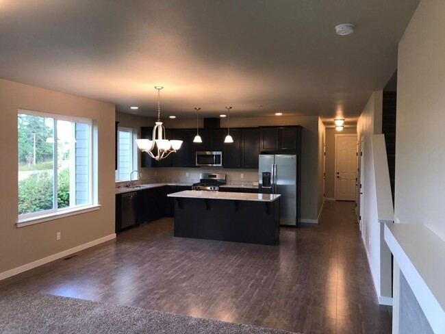 Building Photo - Exquisite Newer 2 Story Home near Bellis F...