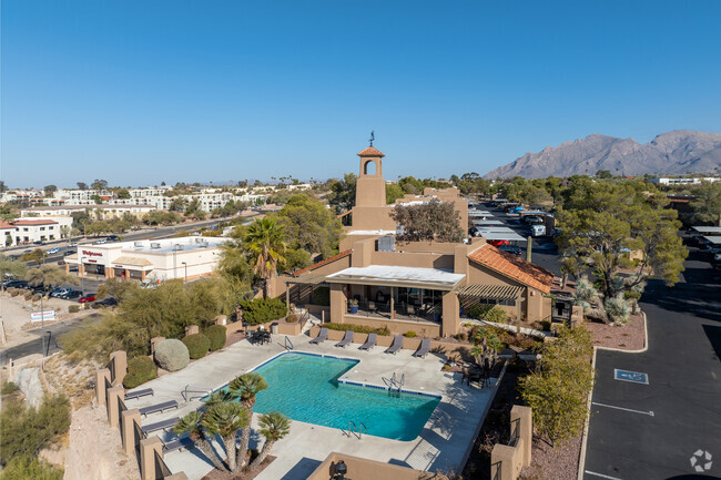 Área de la piscina - Altamira Apartments