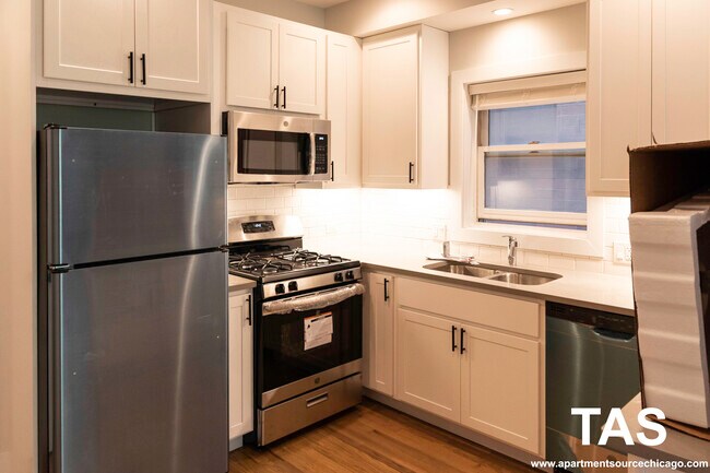 Foto del edificio - 2320 N Southport Ave