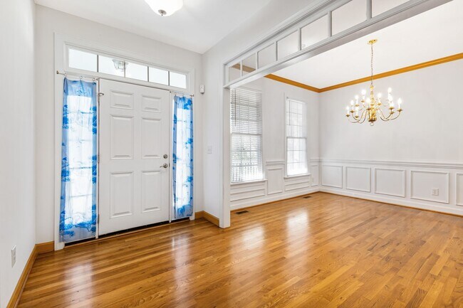Building Photo - Exceptional 5-Bedroom Residence in the Hea...