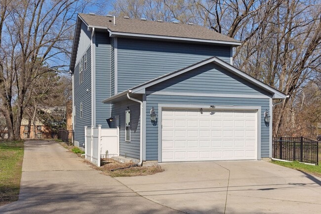 Building Photo - 2019 Louisiana Ave S