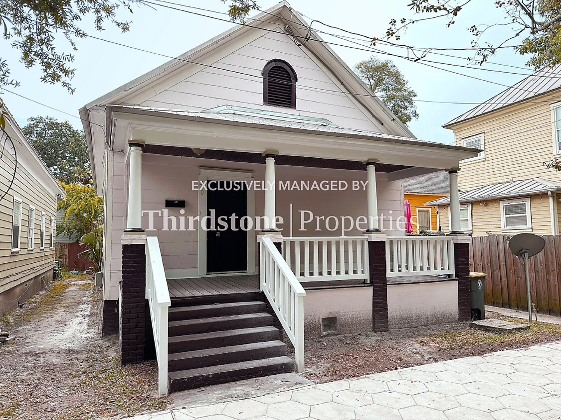 Primary Photo - 210 E 9th St