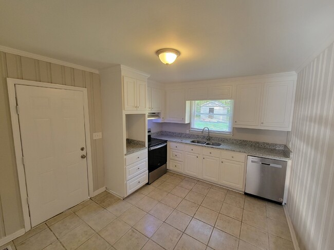 Building Photo - GREAT LOCATION in West Macon!