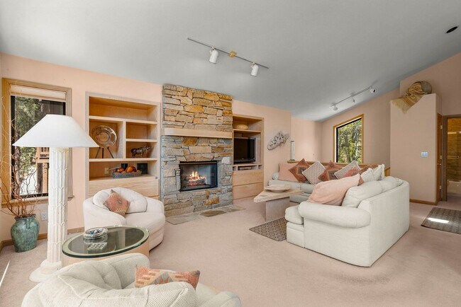 Foto del edificio - Large sunny Townhome
