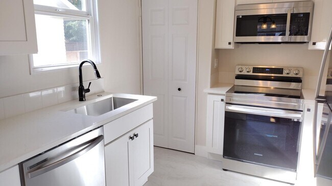 Building Photo - Beautifully remodeled home in Grant Park