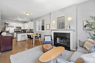 Building Photo - 2913 N Damen Ave