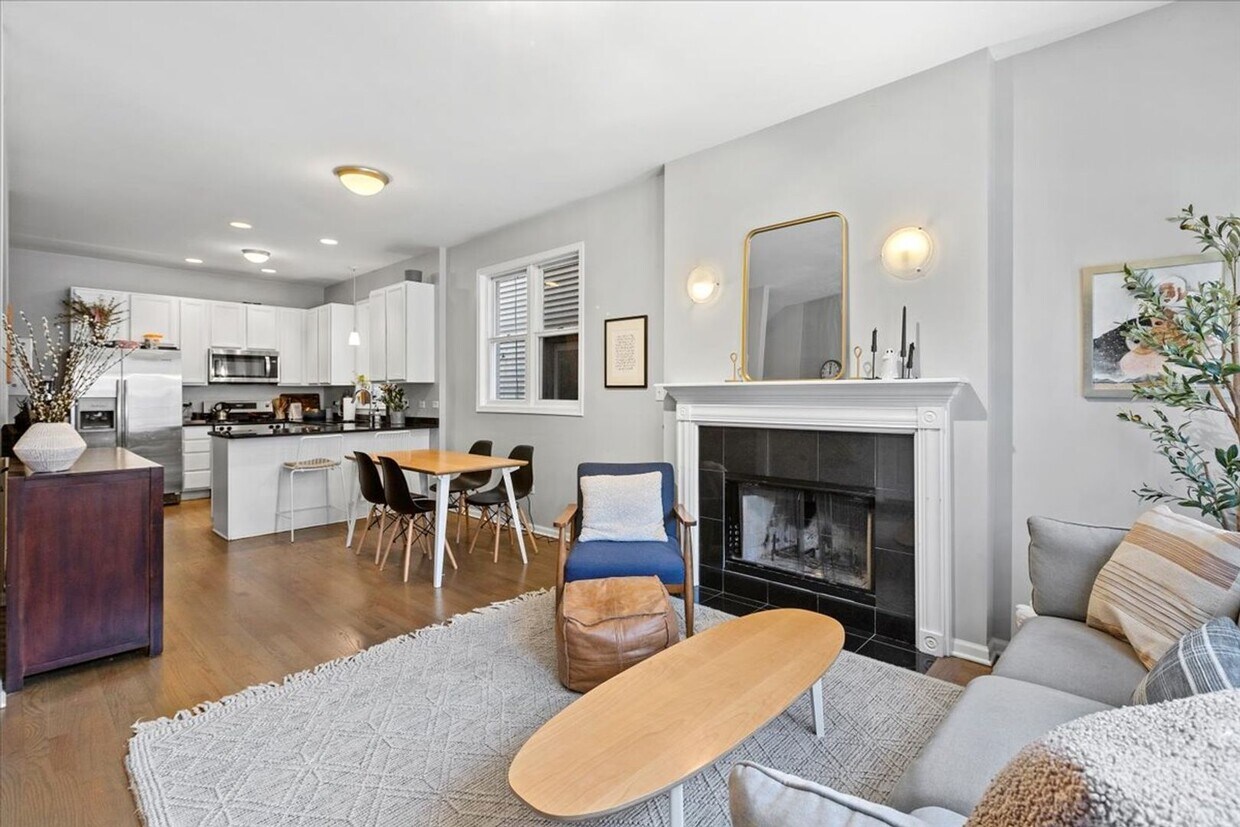 Foto principal - 2913 N Damen Ave