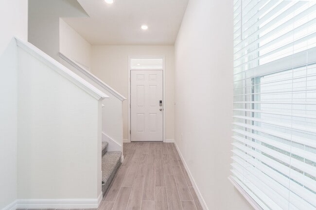 Building Photo - Beautiful 4 Bed, 2.5 Bath Home in the Desi...