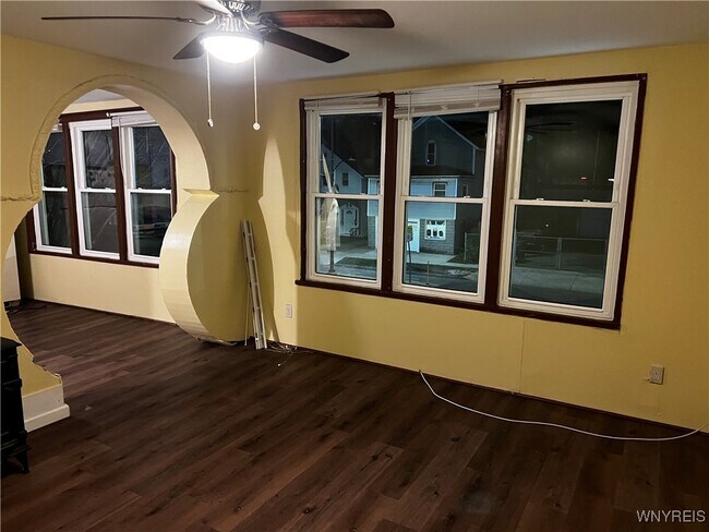 Building Photo - 1981 Niagara St