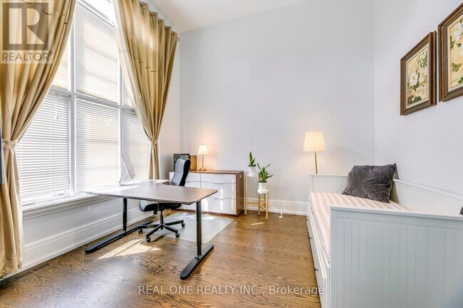 Building Photo - 605 Unsworth Ave