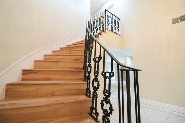 Building Photo - 16608 Park Ln Cir