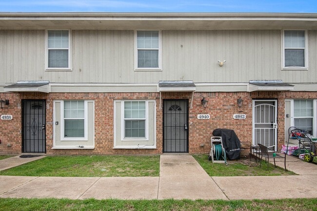 Building Photo - Recently updated 2-story 2-1.5 in Fort Worth ready for move-in!