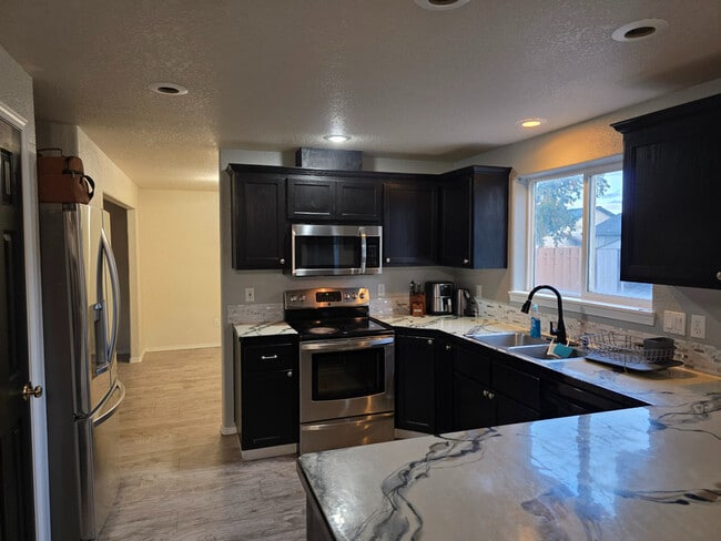 Building Photo - 725 NE Negus Pl