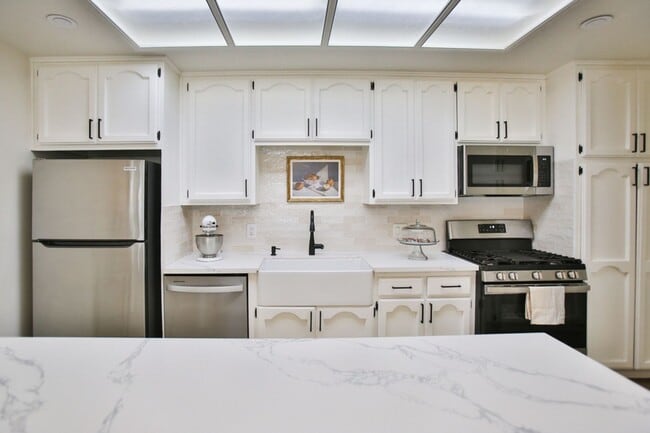 Building Photo - Los Caballeros #001