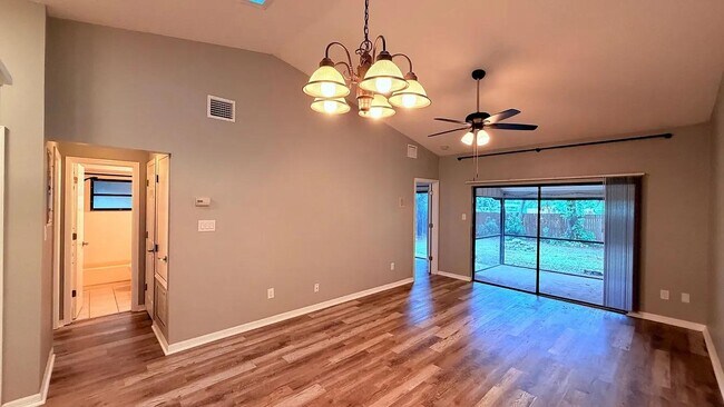 Foto del edificio - 7909 Richwood Dr