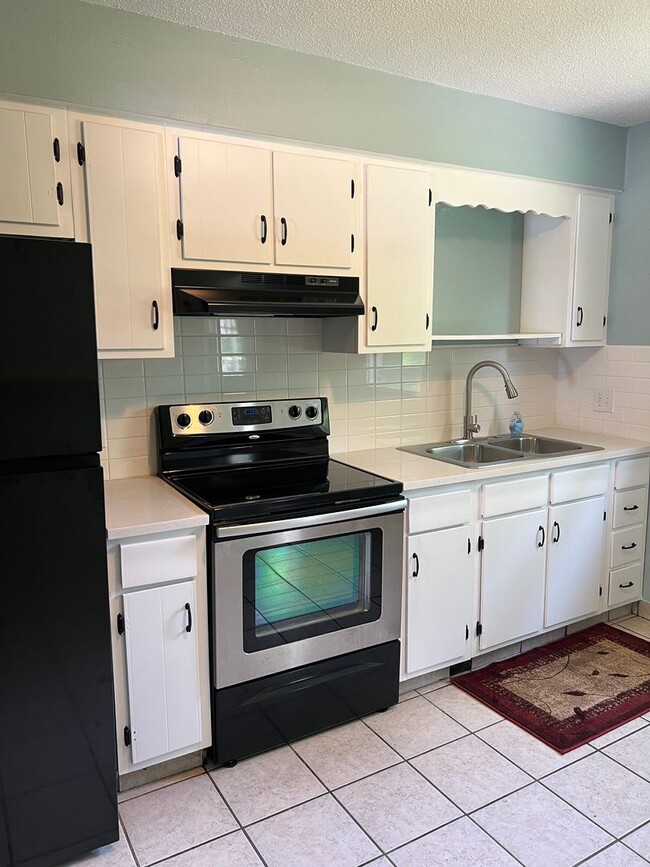 Foto del edificio - Simple Home in East Springfield