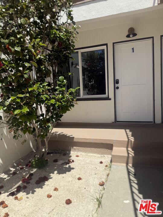 Building Photo - 2302 S Carmelina Ave