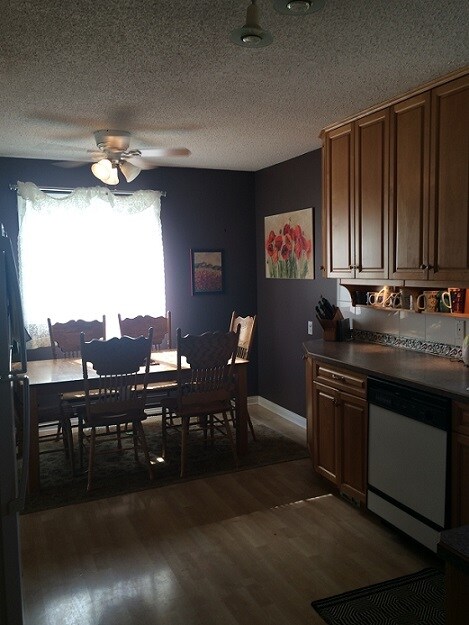 Photo du bâtiment - 5 Bed 2.5 Bath Unit in Red Deer, AB