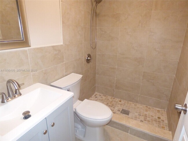 Foto del edificio - 19121 NE Miami Ct