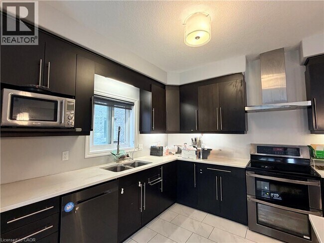 Building Photo - 323 Sweet Gale St