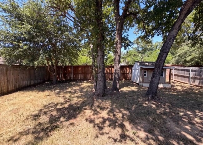 Building Photo - 1008 Edgewater Dr