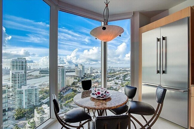 Foto del edificio - 2 br, 2.5 bath Condo - 300 S Pointe Dr Apt...