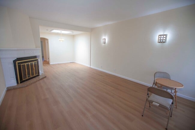 Building Photo - Stunning 2BD/1BA Contemporary Home with Pa...
