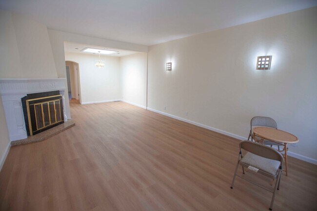 Foto del edificio - Stunning 2BD/1BA Contemporary Home with Pa...