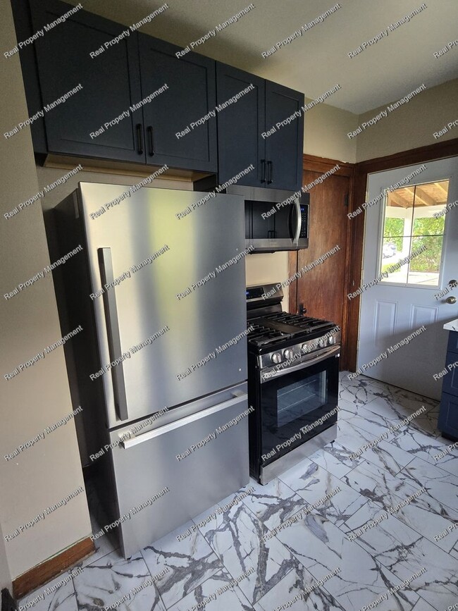 Building Photo - Charming Lowell Home