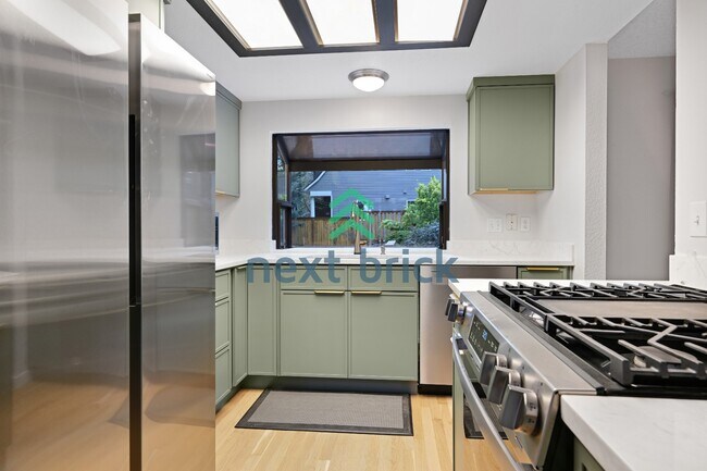 Foto del edificio - Lake Sammamish View Home with Spacious Decks in Prime Bellevue Location