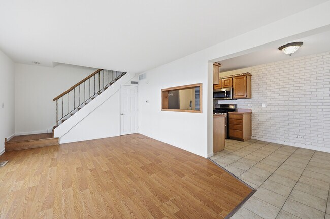 Foto del edificio - 377 Farmingdale Cir