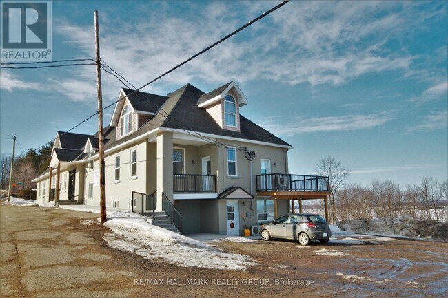 Building Photo - 768 Usborne St