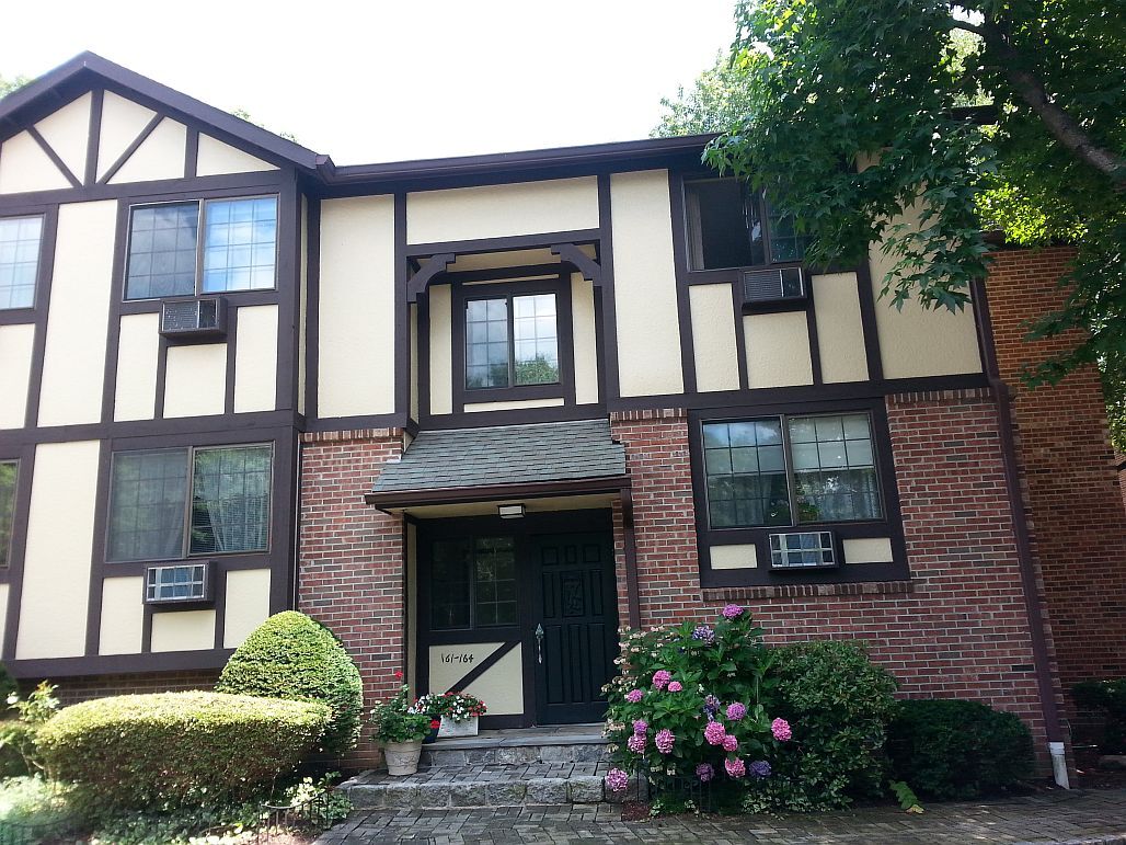 Entrance - 50 Aiken St