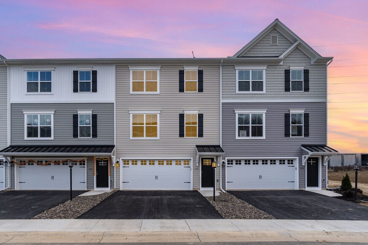 Primary Photo - Welcome to this charming 3-bedroom, 2.5-ba...